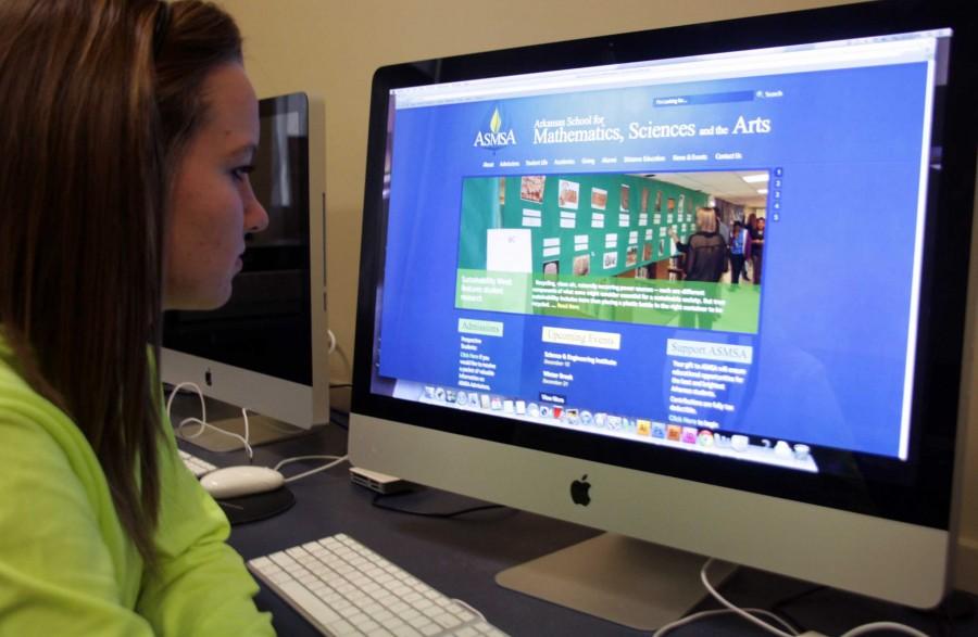 Sophomore Kaitlin Johnson browses the ASMSA website. | mallory spangler photo