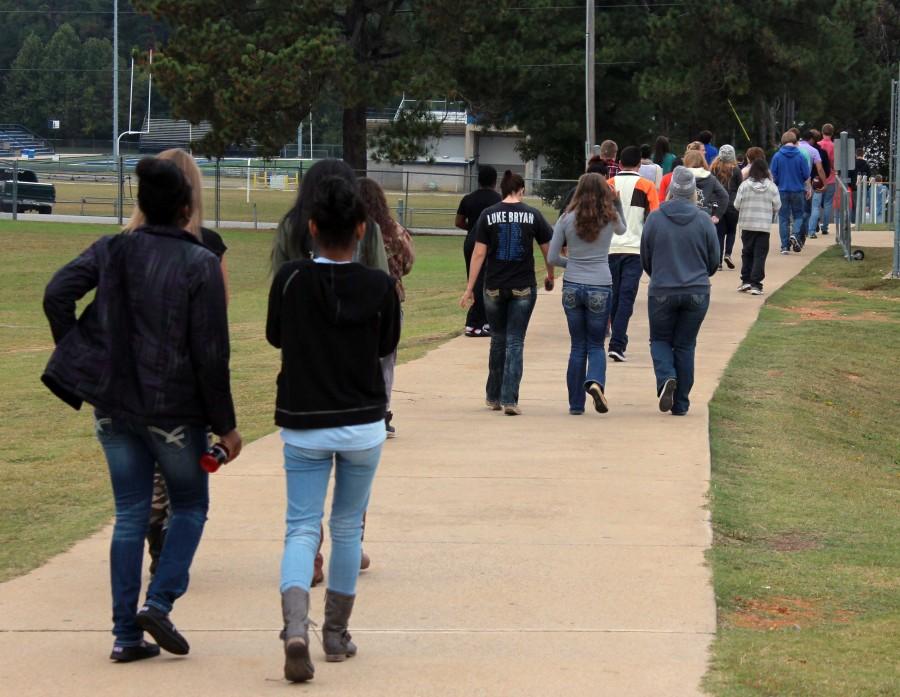 Students make their way to their P.E. classes. | photo kenzie goldman