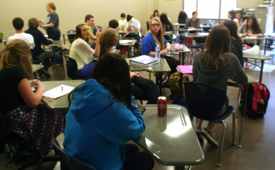 Students fill all 30 seats of the classroom. / photo Emma Barnes