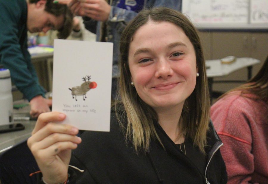 Sophmore Sophia Cimino finishes her card during Random Acts of Kindness buzztime. Jordan McVay, sponsor, occasionally hosts Buzz Times for her students to participate in.