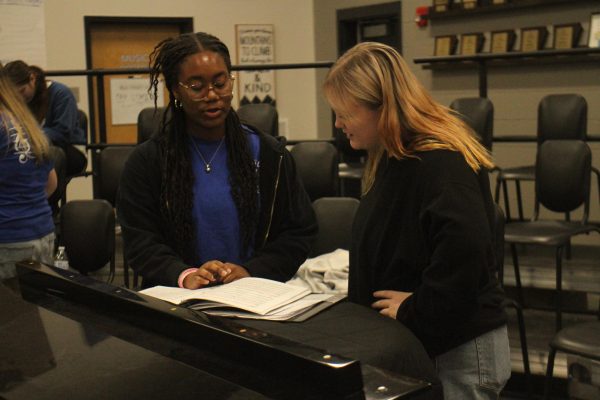 Sophomore Toni Williams and junior Jaycee Turner practicing for Choir All-State.